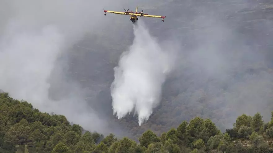 Los bomberos combaten el incendio de Castellón en Catí