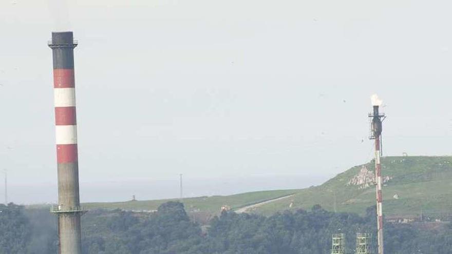 Vista de las chimeneas de la refinería.