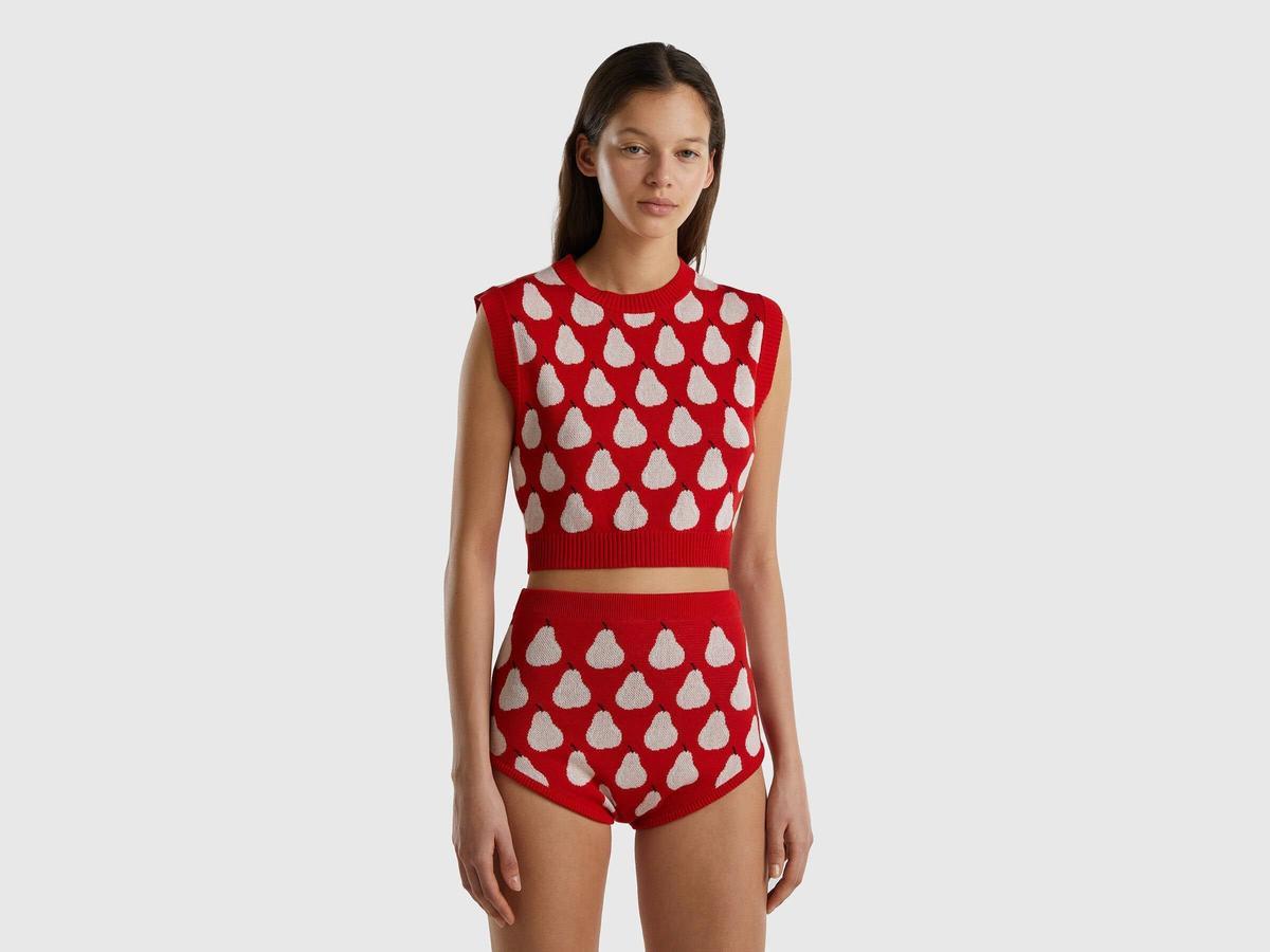 Chaleco rojo con estampado de peras