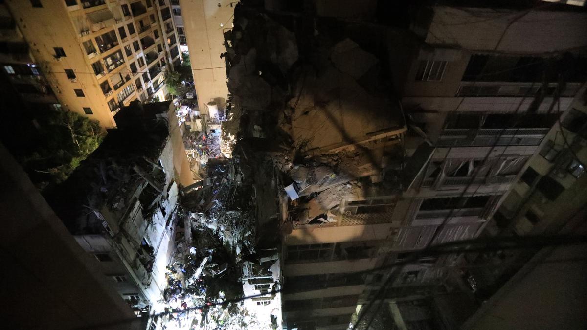 Edificio destruido tras ser alcanzado en un ataque israelí en el sur de Beirut (Líbano)