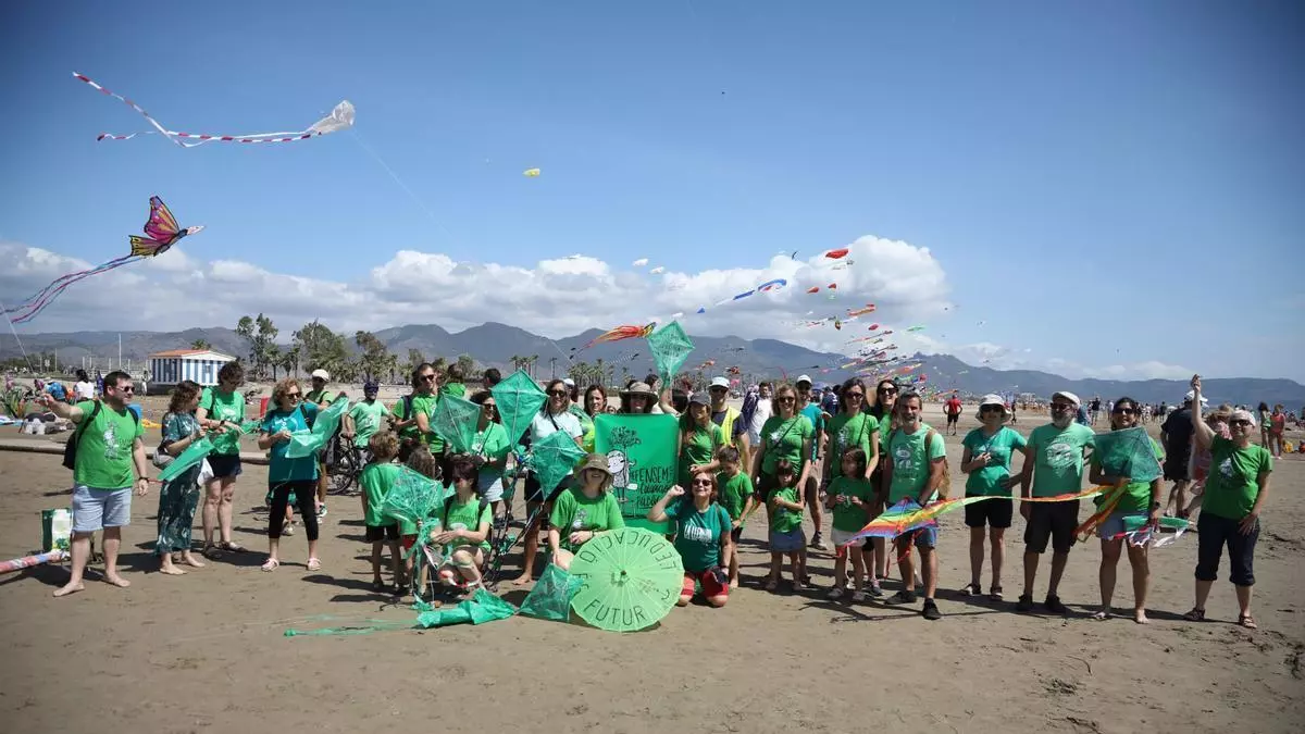 Familias y profesores convierten el Festival del Viento en un altavoz por la educación pública