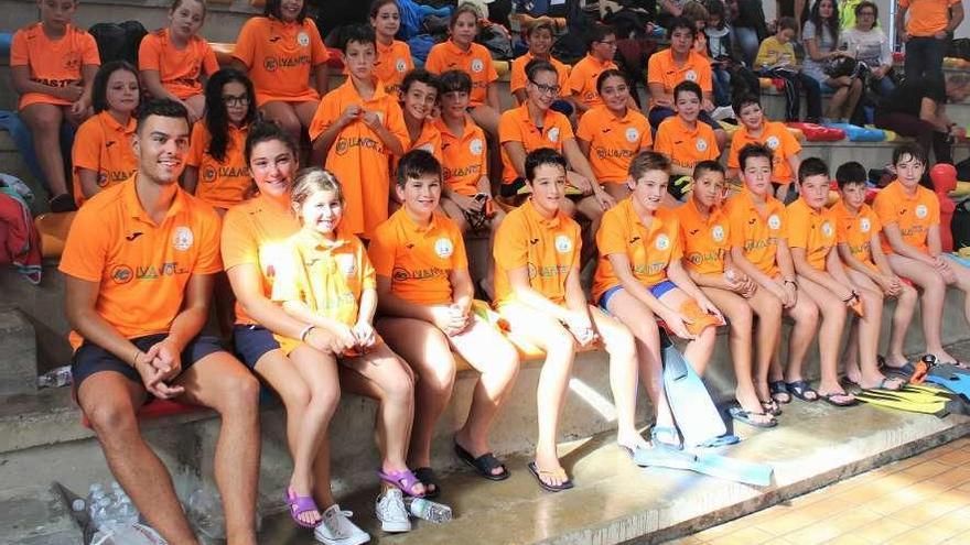 Integrantes del Club Acuático Umia, el domingo pasado, en la piscina climatizada de Caldas de Reis.