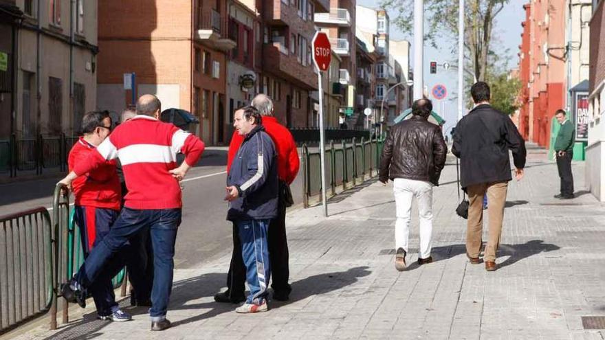 Dos agentes de la Policía Municipal acompañan a los técnicos de la Junta.