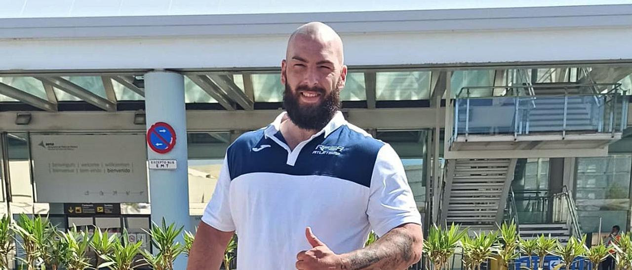 José Ángel Pinedo, el miércoles en el aeropuerto de Palma antes de viajar con la selección.