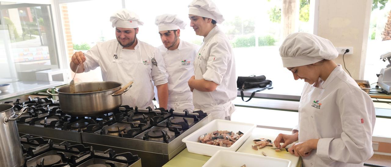 Alumnos del CIPFP Valle de Elda en una de las clases prácticas de cocina para finalizar el presente curso.