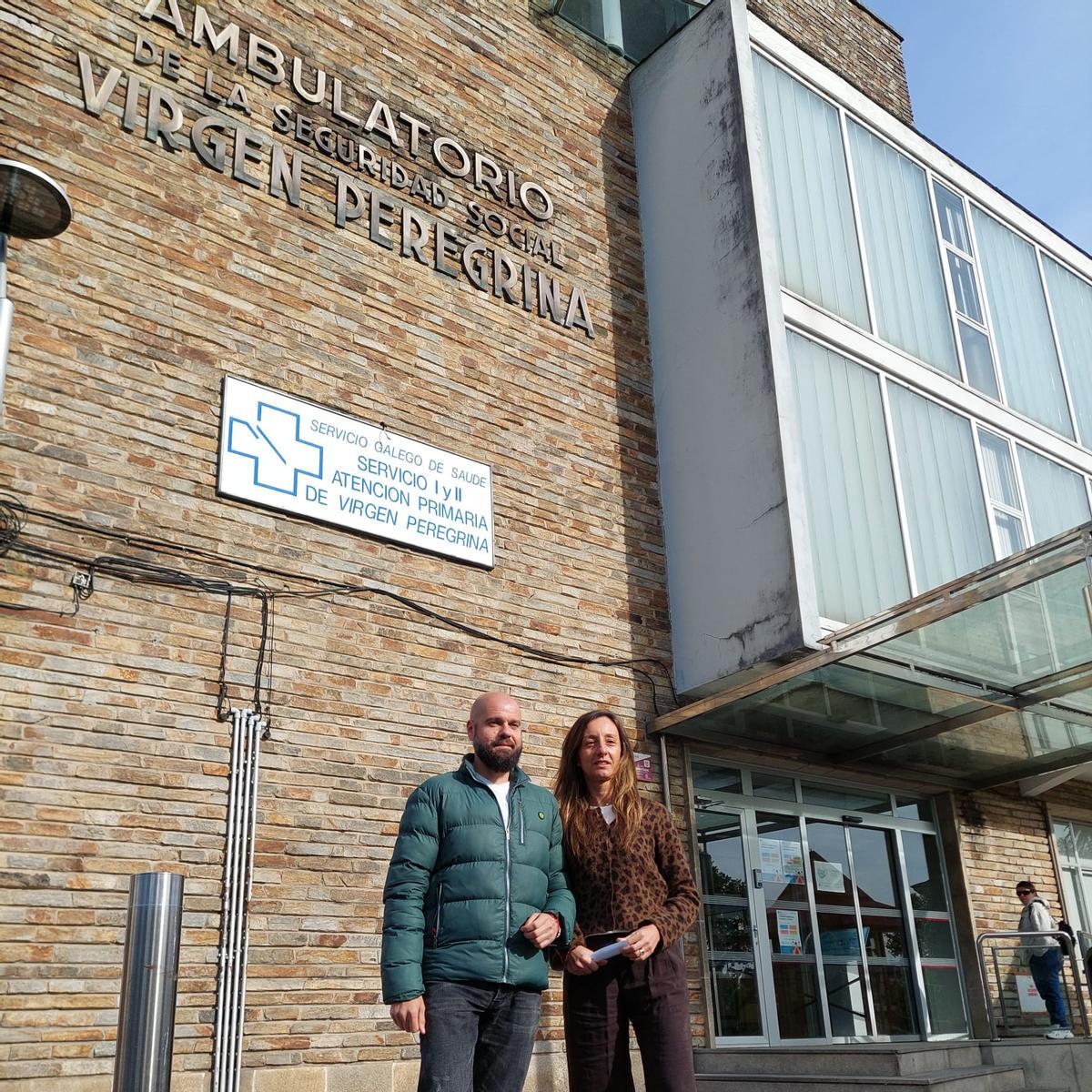 Iván Puentes y Paloma Castro, ante el ambultario Virxe Peregrina de Pontevedra.