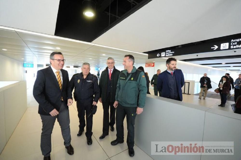 El delegado del Gobierno visita el aeropuerto de Corvera