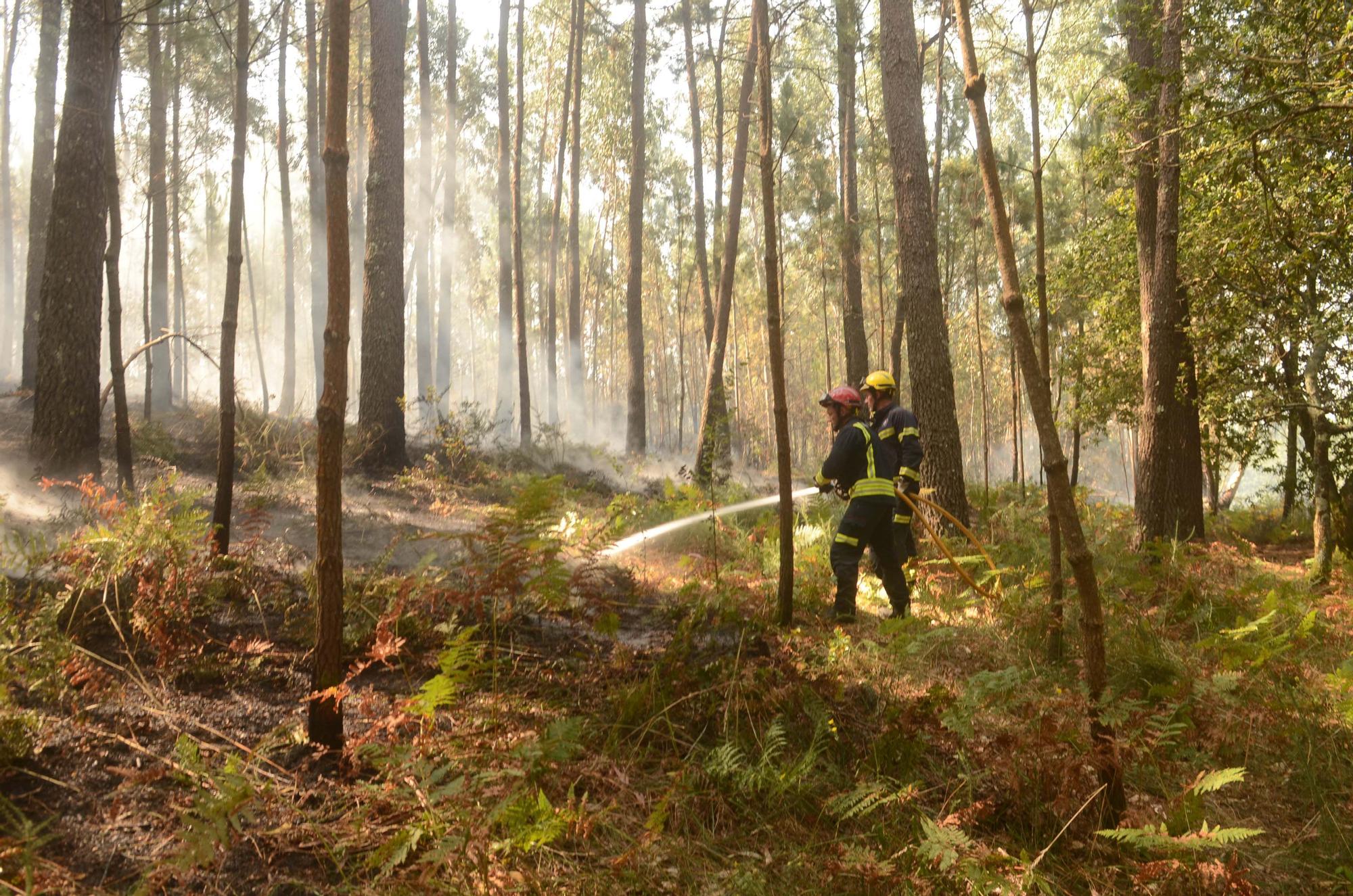 Jornada de humo y cenizas en Arousa con hasta cuatro focos activos