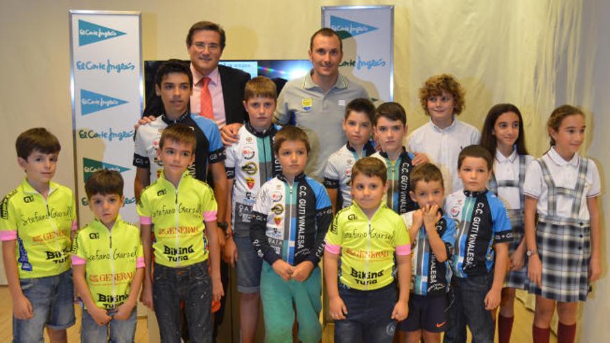 Ivan Basso posa en Valencia junto a Pau Pérez Rico y varios jóvenes aficionados al ciclismo.