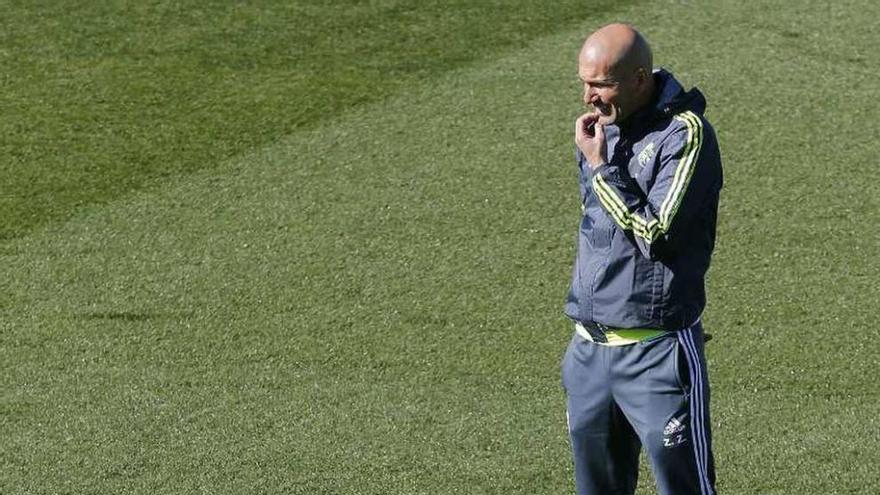 Zidane, junto a Cristiano Ronaldo, ayer en Valdebebas. // Chema Moya