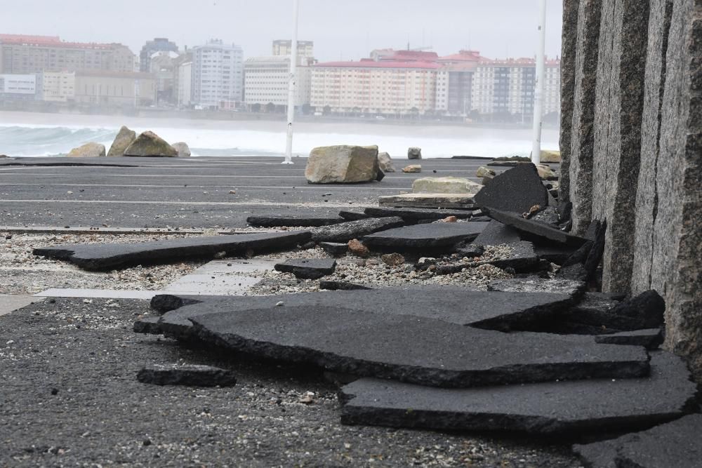 Daños en A Coruña por las olas en alerta roja