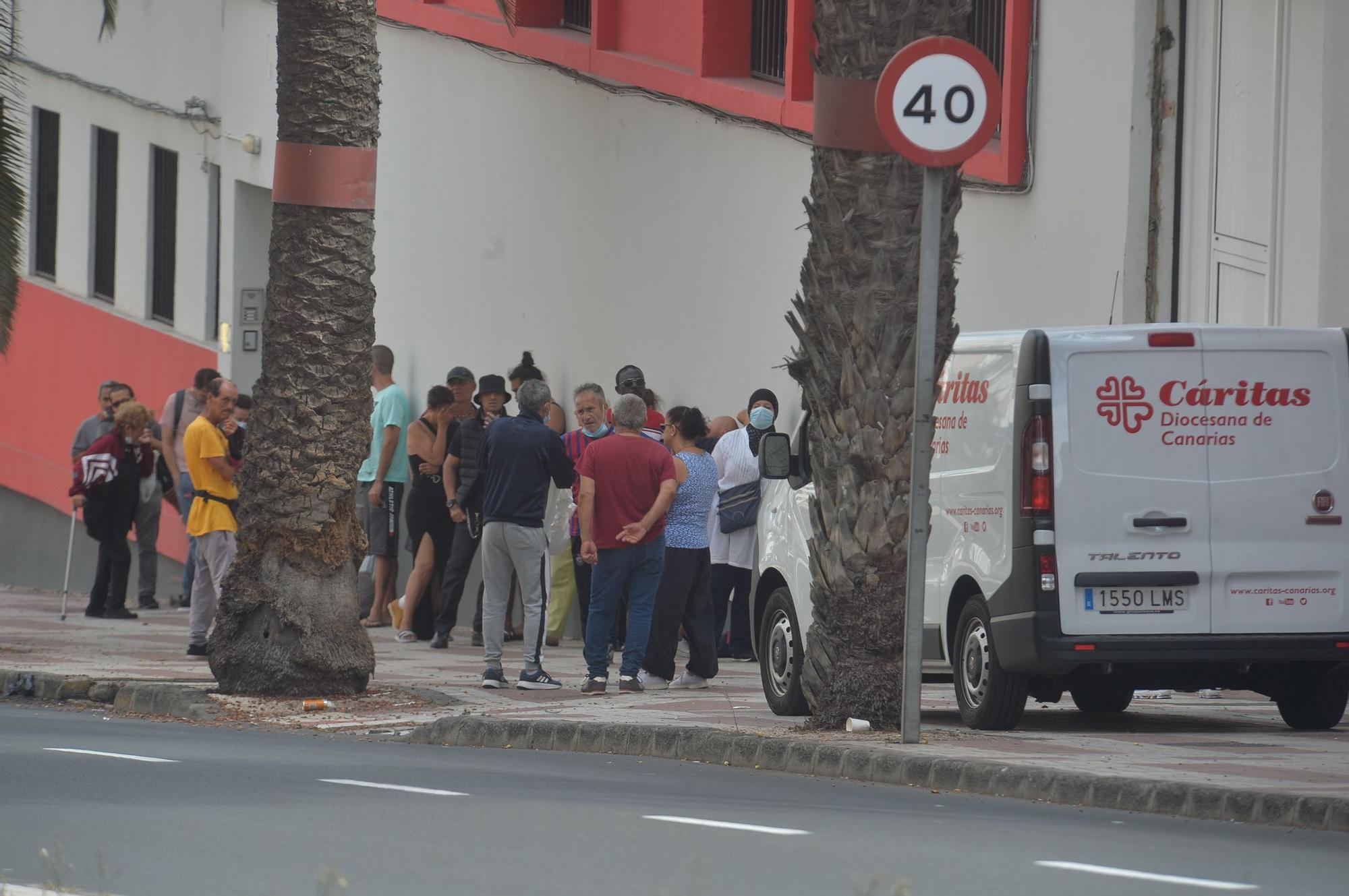 Colas en la sede de caritas en la Avenida de Escaleritas