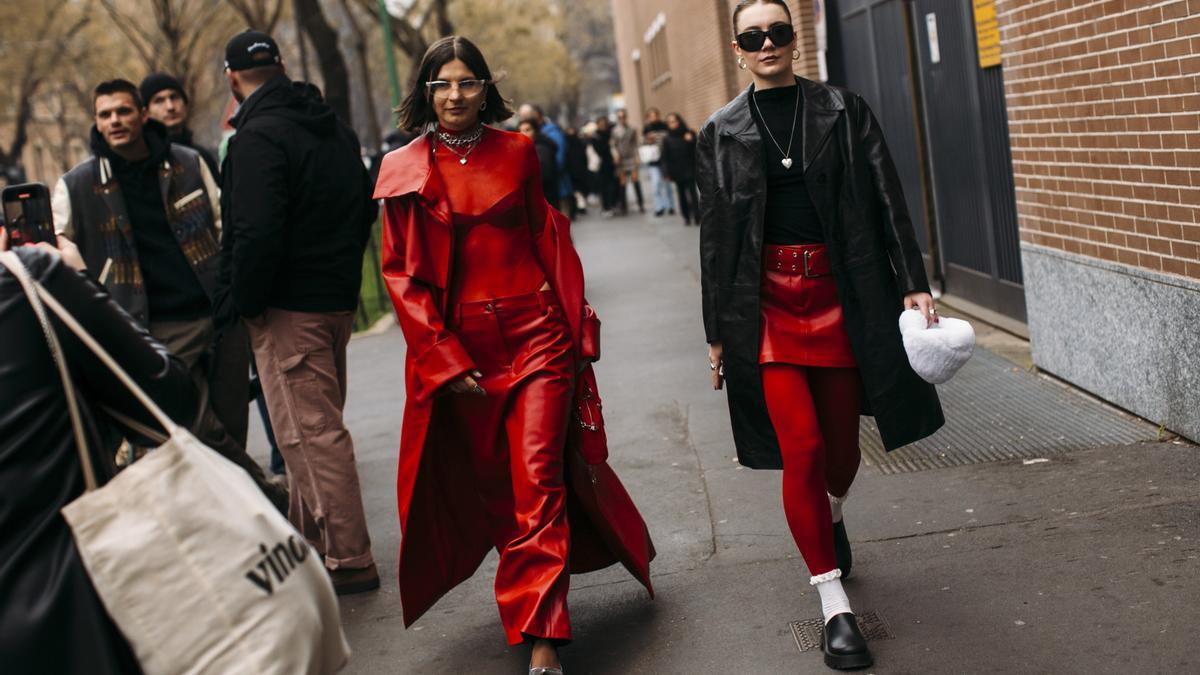 De Dua Lipa a Nuria Roca, todos los motivos que necesitas para hacerte con unos pantalones de vinilo rojos esta temporada