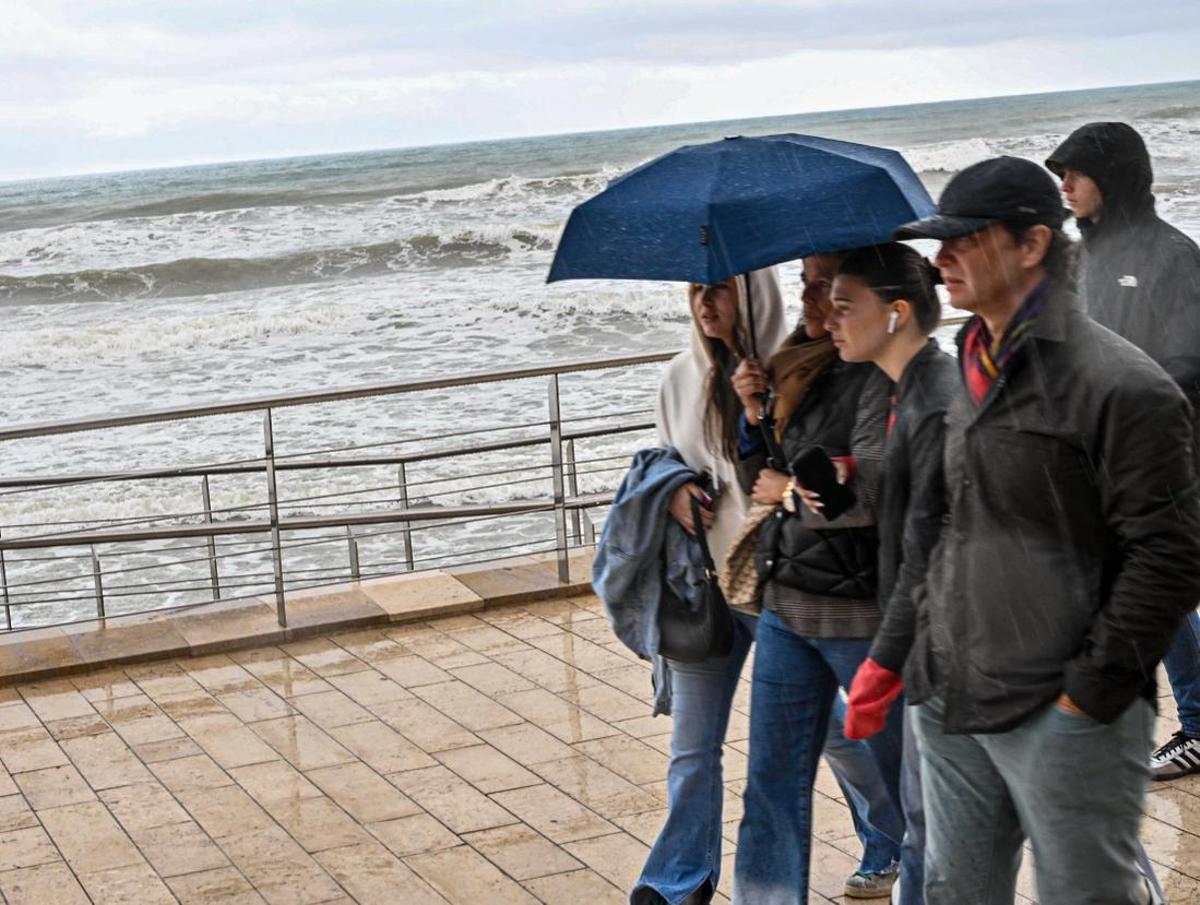 Afectaciones por el temporal en la playa de Sant Sebastià, en Sitges