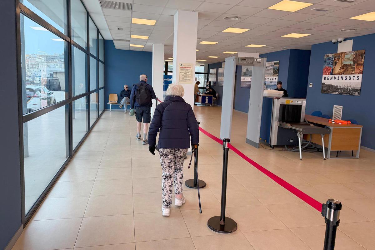 Uns passatgers arriben al port de Palamós.