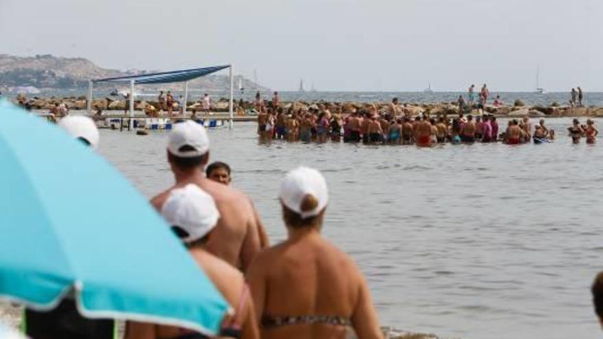 La playa del Postiguet acogió ayer la cucaña de mar, ante la atónita mirada de los bañistas que disfrutaban del día. Los niños fueron los protagonistas de la tarde.