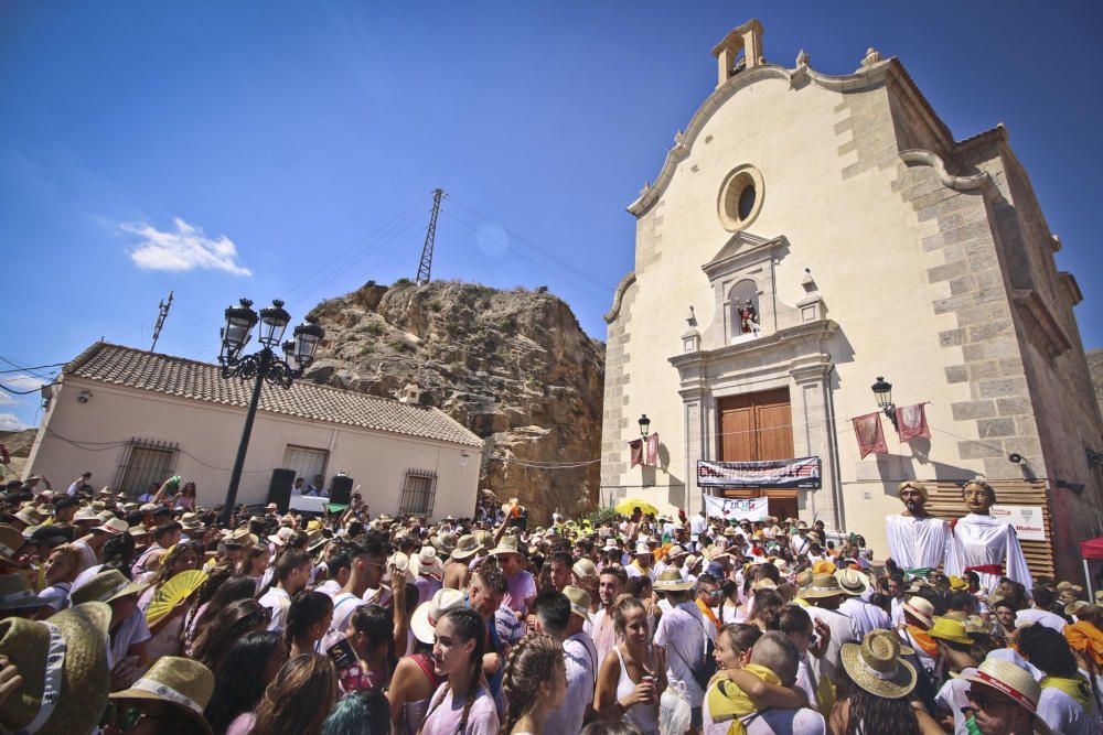 La ermita de San Roque congrega a decenas de personas para comenzar los festejos patronales y de Moros y Cristianos