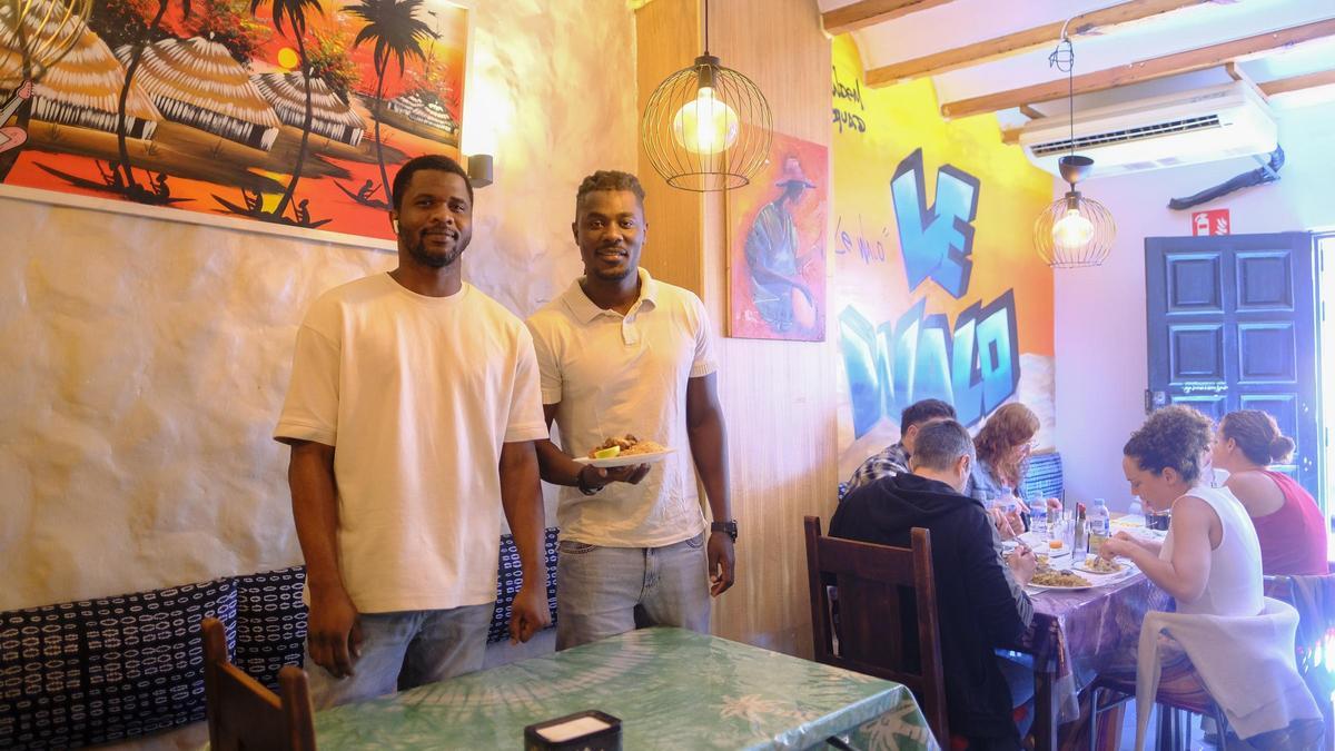 El dueño de Le Walo, Khalifa Sene, junto a uno de sus amigos que suelen frecuentar el restaurante
