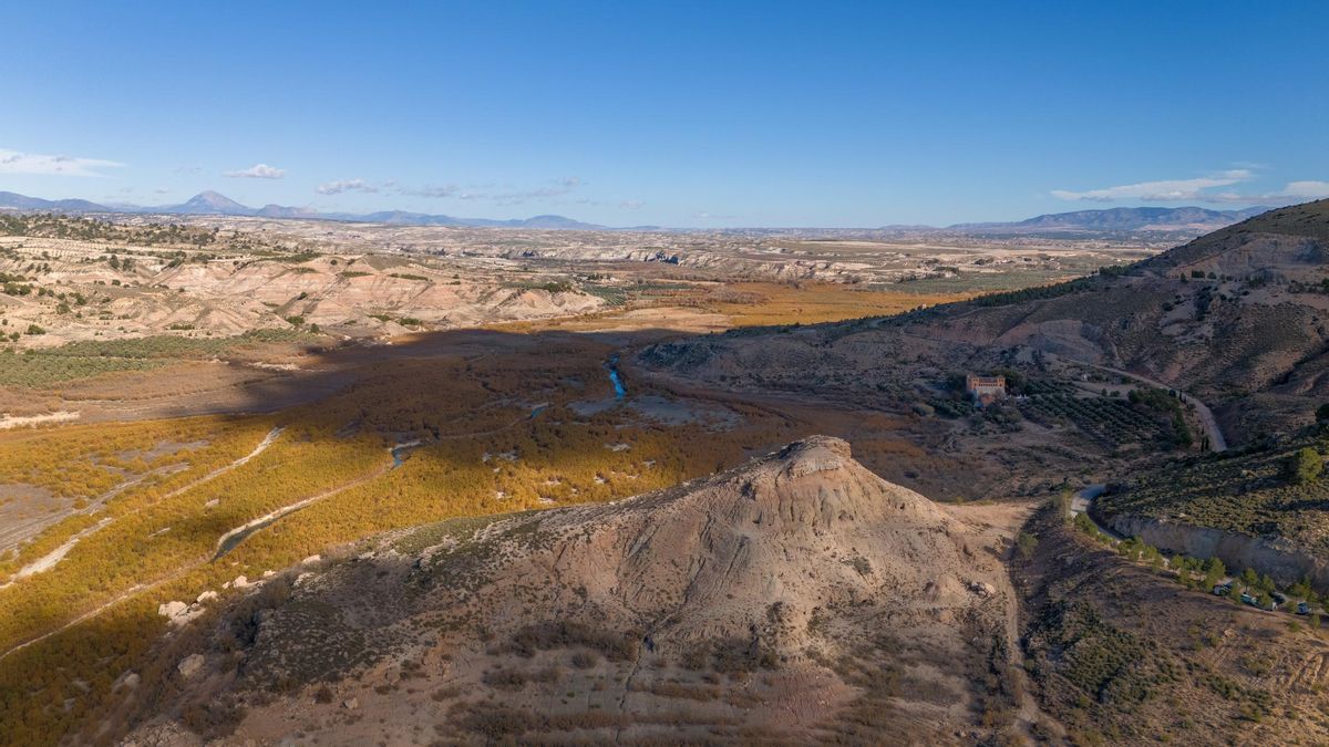 Esta es la ruta dentro de Andalucía que te permite caminar por un desierto que estuvo oculto bajo el mar hace millones de años