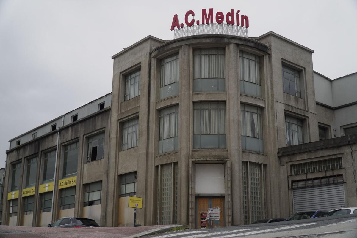 Antiguo concesionario Medín, en la avenida del Ferrocarril de A Coruña.