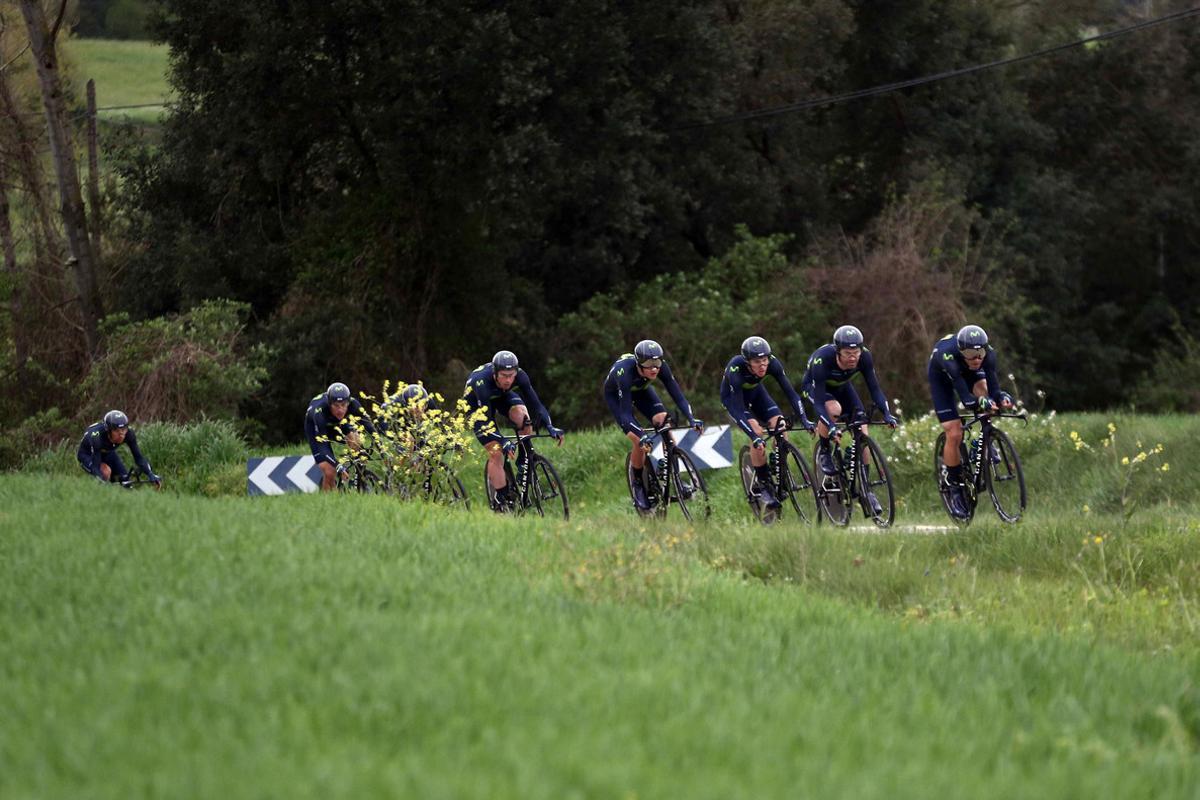 GRA371. BANYOLES (GIRONA), 21/03/2017.- El equipo español Movistar, que se impuso en la etapa, durante la segunda etapa de la Volta Ciclista a Cataluña, una contrareloj por equipos que se ha disputado en un recorrido de 41,300 km con salida y llegada en Banyoles (Girona). EFE/Toni Albir