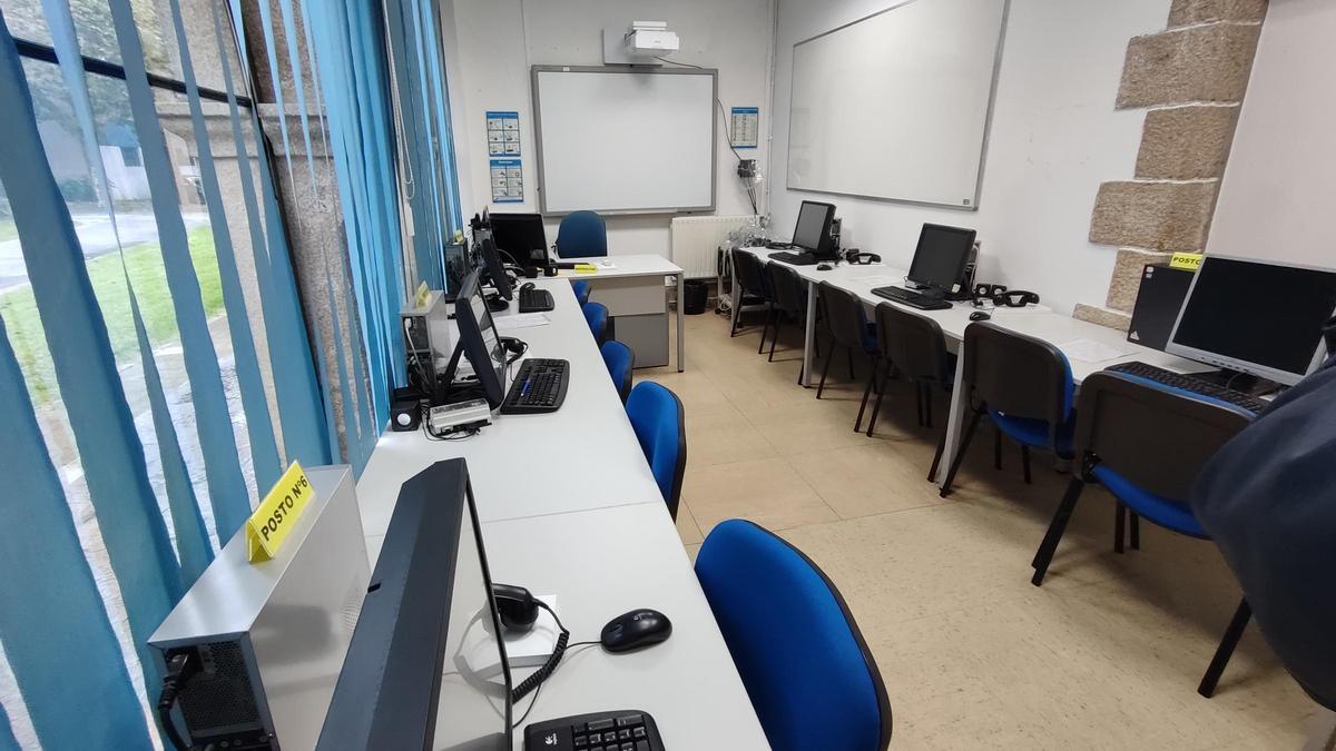 La sala con los equipos del sistema GMDSS actual en Bueu.