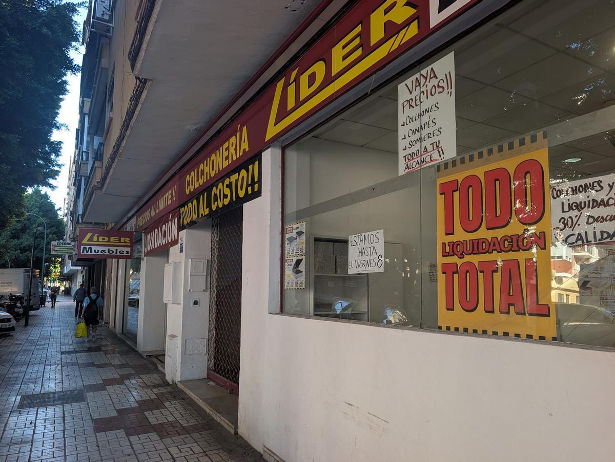 La tienda de Líder Muebles en la avenida de la Paloma en Málaga liquida existencias y cerrará este viernes.