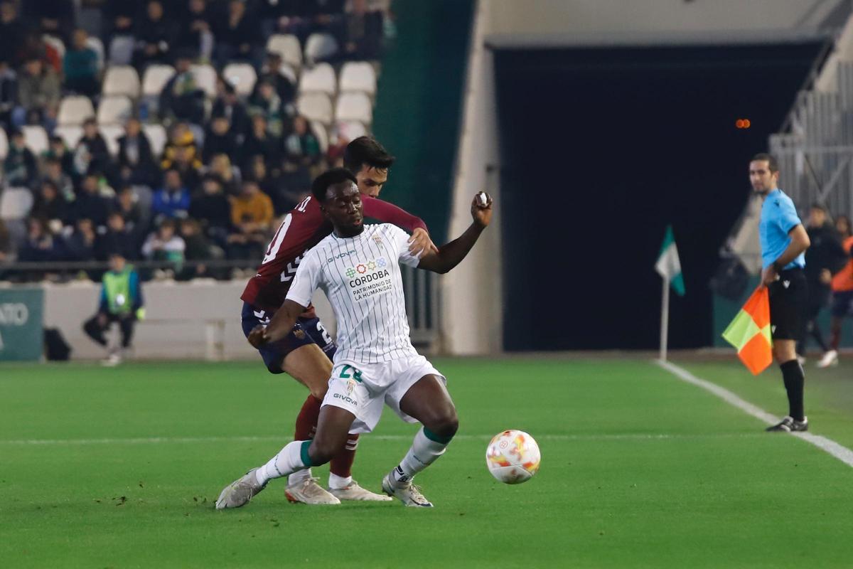 Diarra controla un balón en su anterior etapa en el Córdoba CF.