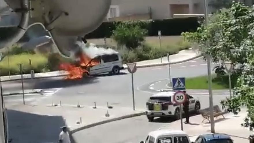 Arde una furgoneta en mitad de una rotonda de Benicàssim