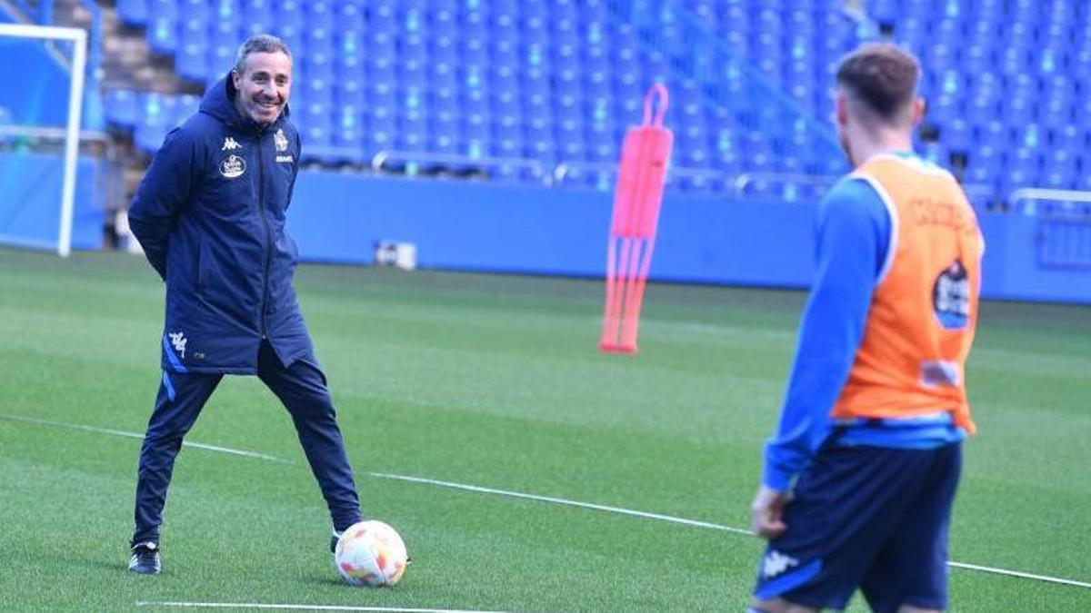 Óscar Cano, ayer sobre el césped de Riazor. |  // VÍCTOR ECHAVE