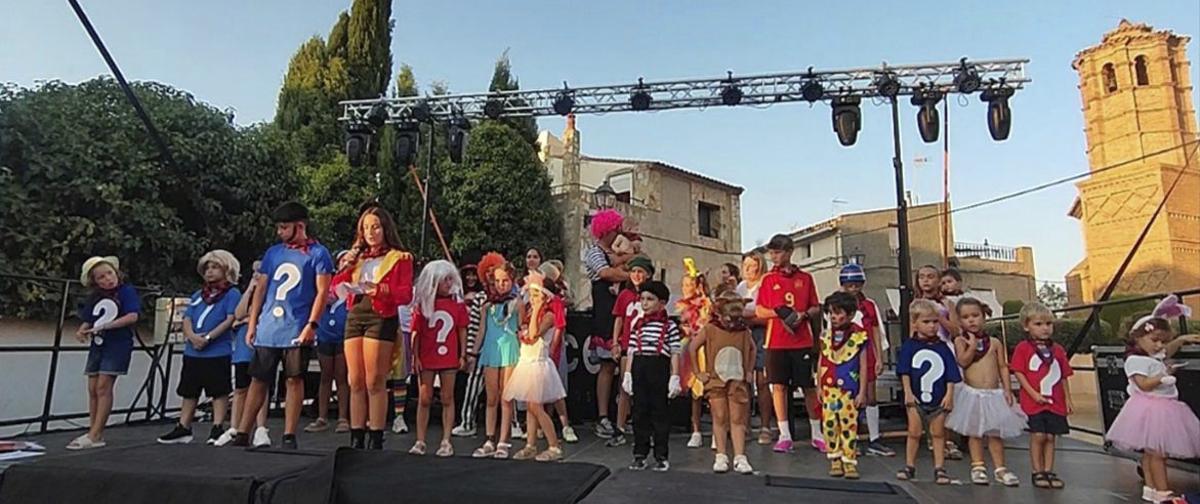 El pregón corrió a cargo de los niños de Agón en la plaza de España. | SERVICIO ESPECIAL