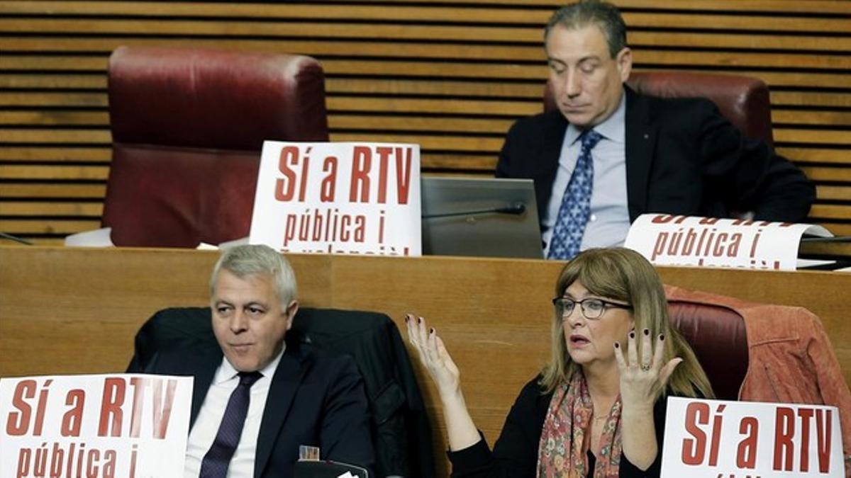 Imagen de la bancada socialista en las Corts valencianas en apoyo a la RTVV, este miércoles, en el pleno en el que se ha aprobado la ley de señas de identidad.