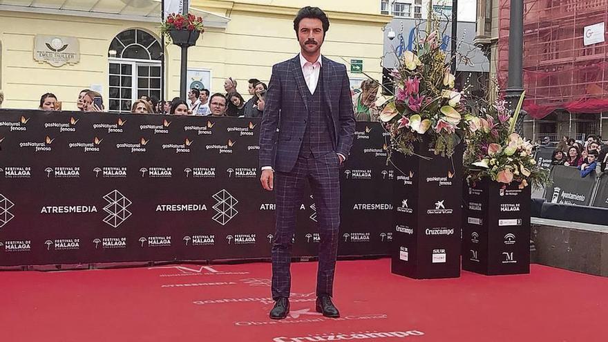 El coruñés Javier Rey a su llegada al Festival, ayer.