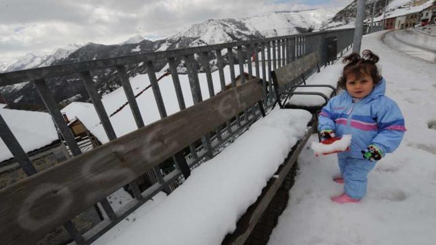 La niña Sheila García, jugando con la nieve, ayer, en Valgrande (Pajares).