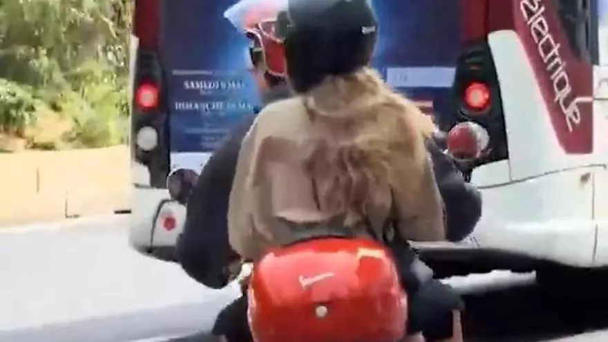Sinner y su pareja por Montecarlo en Vespa