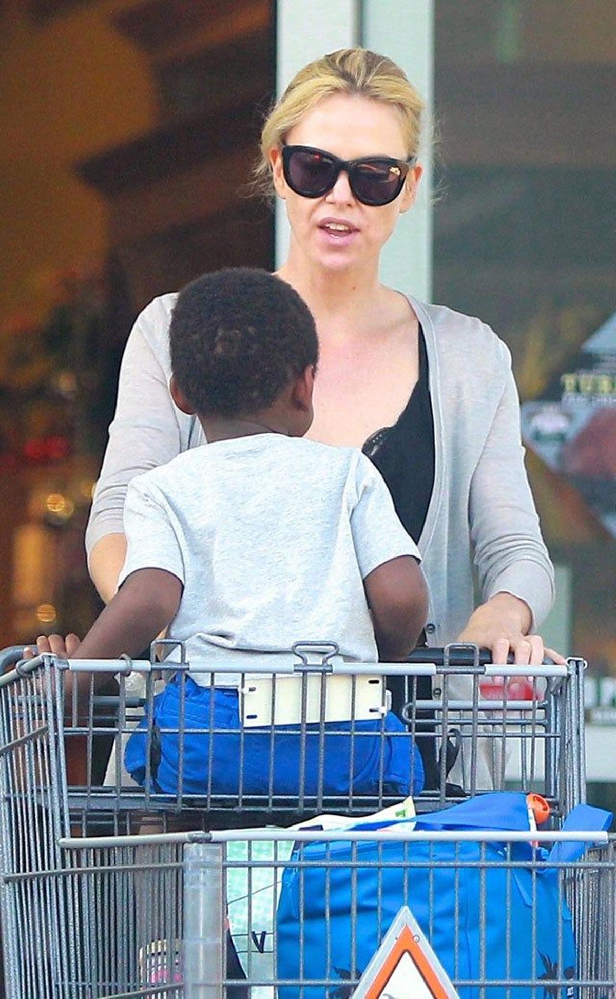 Charlize Theron y Jackson Theron salen del supermercado