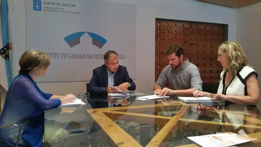 María Ángeles Domínguez, Heriberto García, José López y Amalia Goldar, ayer, en la sede del Instituto Galego de Vivenda e Solo.