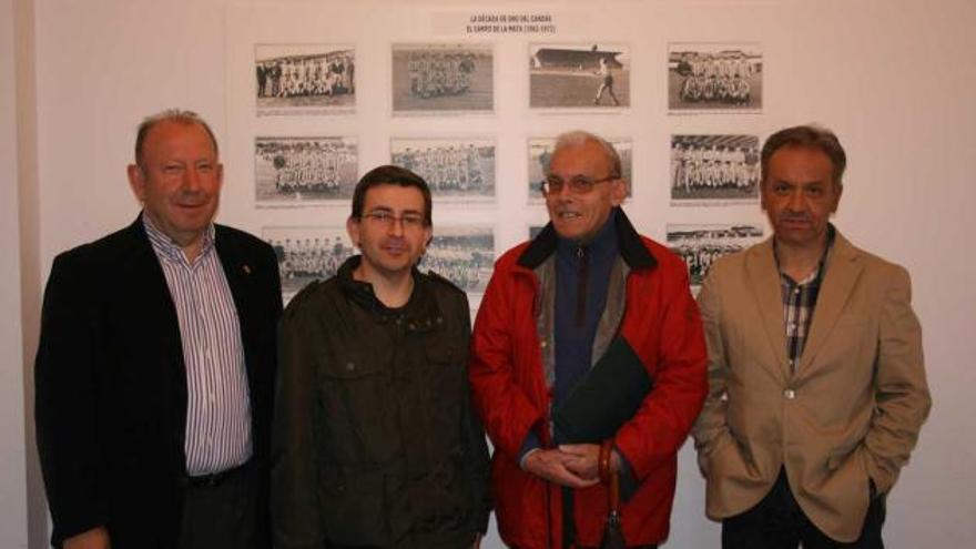 Por la izquierda, Rodríguez, Carlos García, ambos de la directiva del Candás, Pérez Sierra y el concejal de Deportes, José Muñiz, en la exposición sobre La Mata.