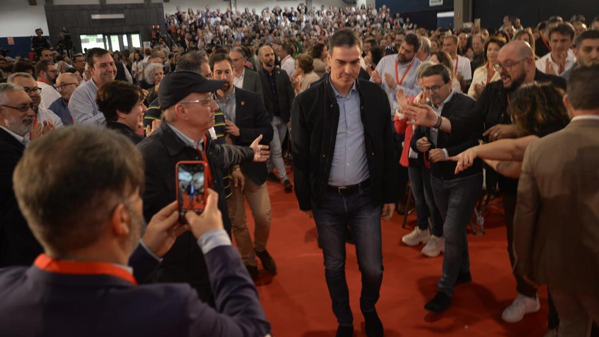 Pedro Sánchez a su llegada al Congreso Regional del PSOE de Extremadura en Mérida con Vara y Gallardo