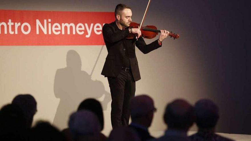 Jesús Rodolfo deleita con su música de viola en el Niemeyer