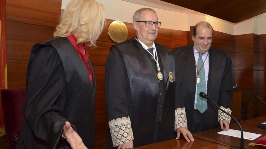 Platas, a la izquerda, ayer, durante el homenaje que le rindió el Colegio de Abogados.