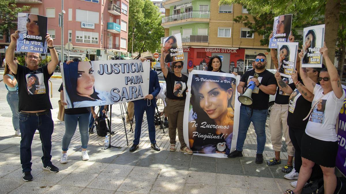 Familiares de Sara Gómez, en la puerta de los juzgados de Cartagena este lunes.