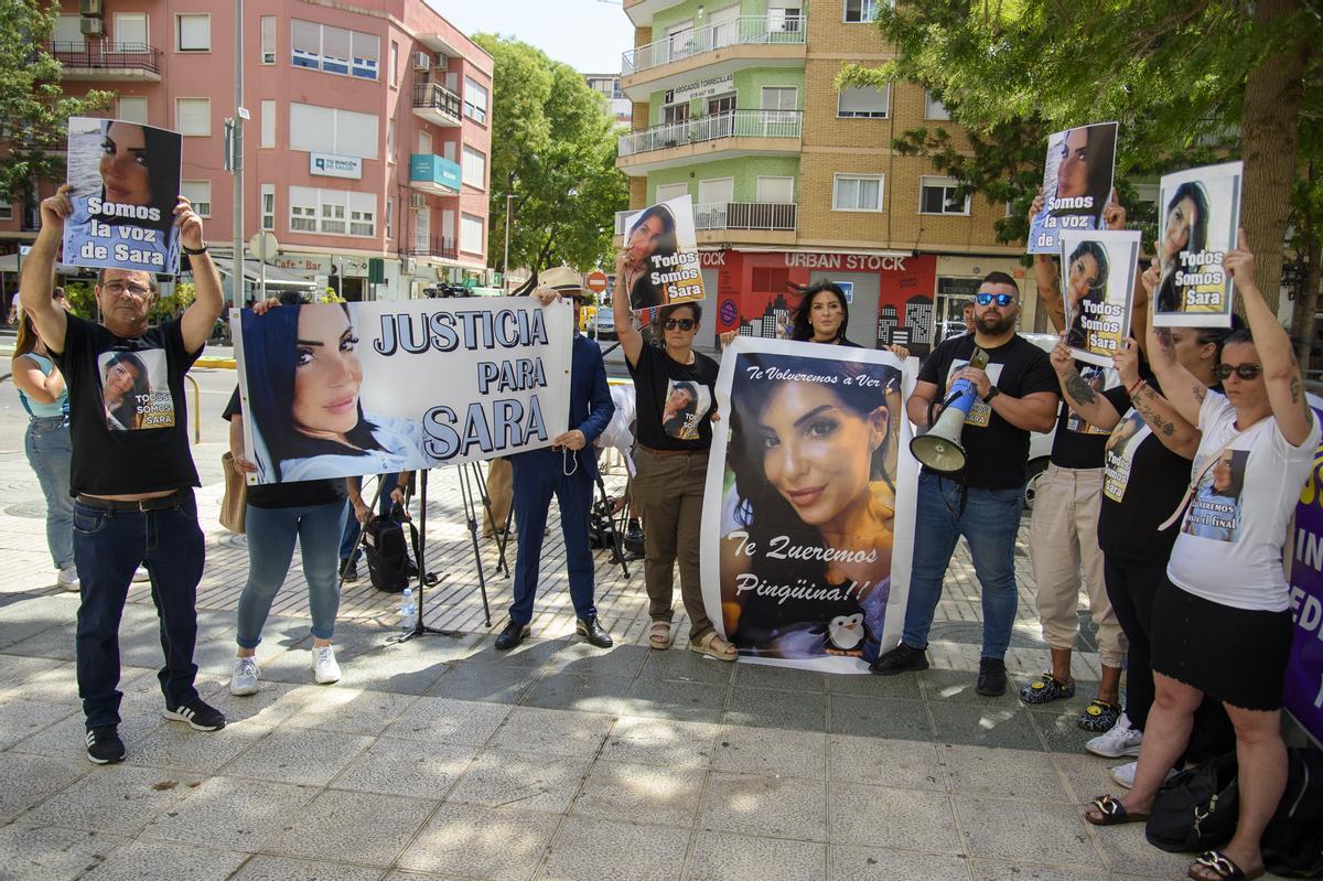 Familiares de Sara Gómez, en la puerta de los juzgados de Cartagena este lunes.