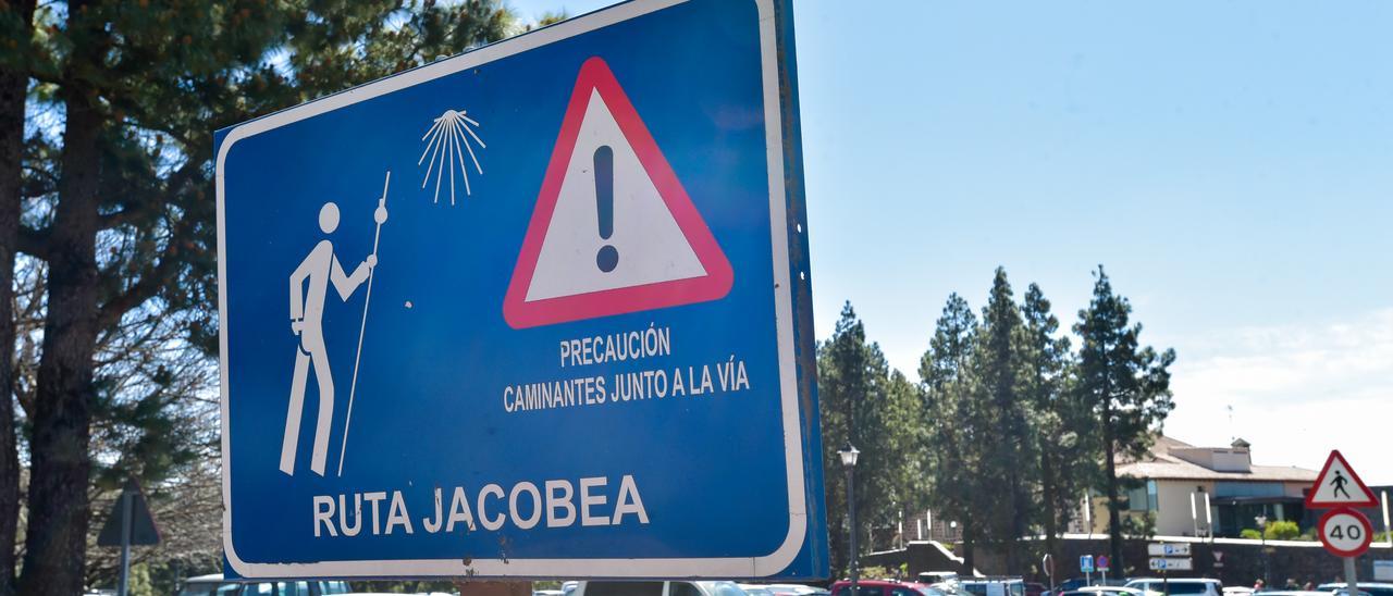 Uno de los carteles del Camino de Santiago a su paso por Cruz de Tejeda