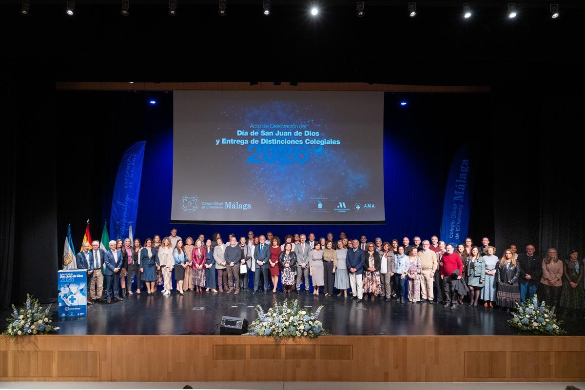 Fotografía de familia con todos los homenajeados en el acto