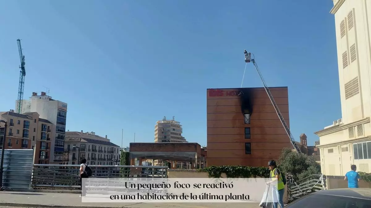 El fuego sigue sin extinguirse en el hotel Ibis de Málaga: se reactiva un pequeño foco