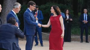 Isabel Díaz-Ayuso saluda a Salvador Illa a su llegada a la Conferencia de Presidentes