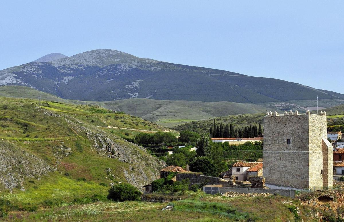 Borde este de Ágreda, con la Torre de la Muela, la veguilla del Queiles y, al fondo, el Moncayo.