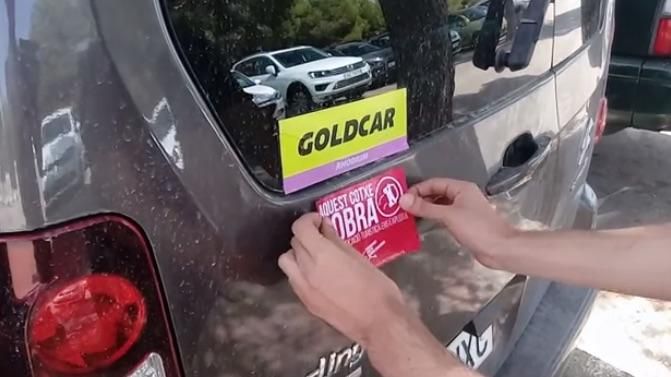 Arran pega más de mil adhesivos contra los coches de alquiler