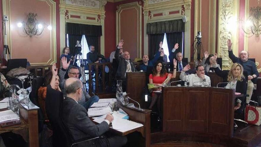 Los grupos de DO y PSOE durante una votación en el pleno de ayer. // Iñaki Osorio